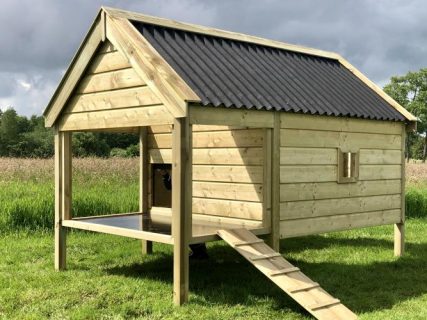 Grote weidestal op palen.